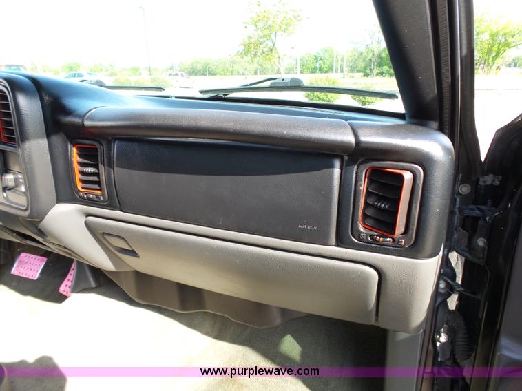 image for item J4129 2004 Chevrolet Silverado 1500 pickup truck