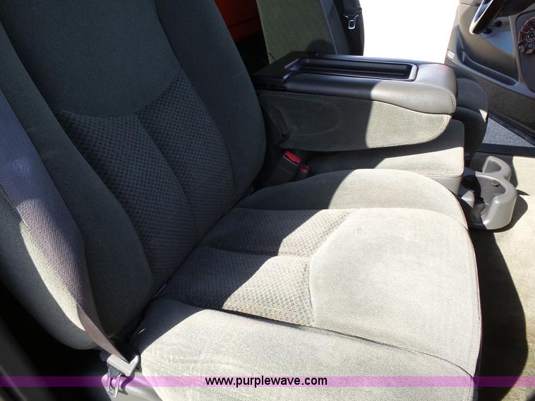 image for item J4129 2004 Chevrolet Silverado 1500 pickup truck