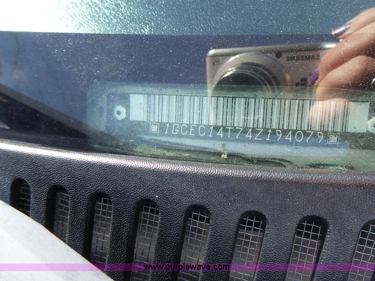 image for item J4129 2004 Chevrolet Silverado 1500 pickup truck