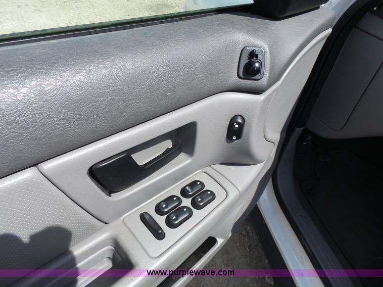 image for item J4989 2006 Ford Taurus SE