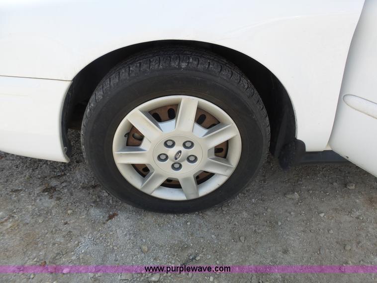 image for item J4989 2006 Ford Taurus SE