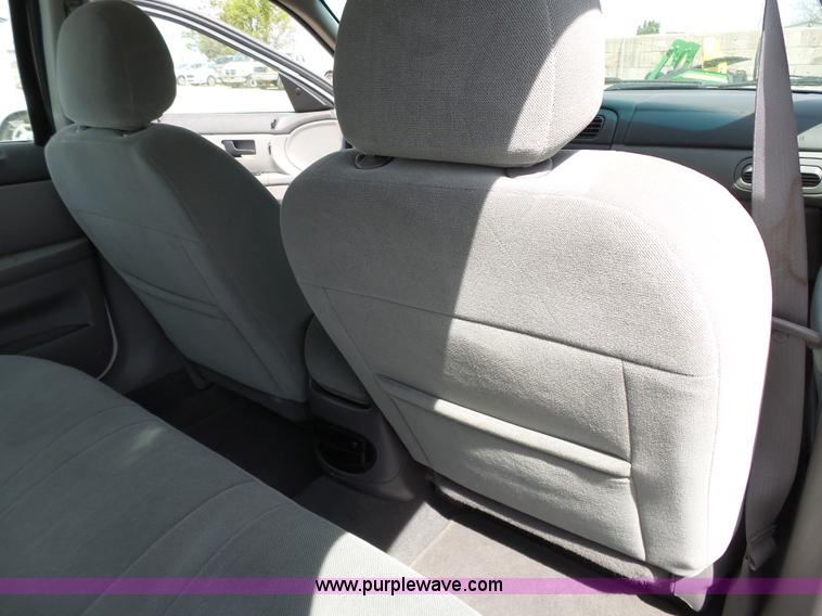 image for item J4989 2006 Ford Taurus SE