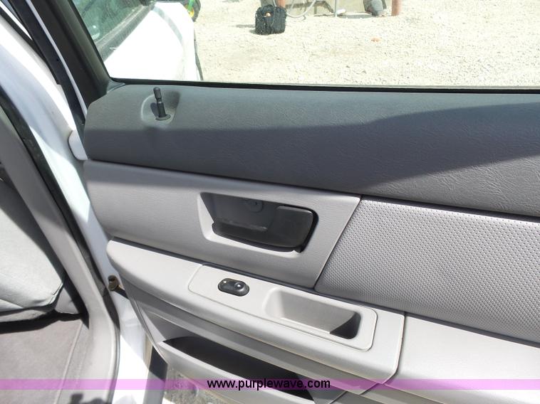 image for item J4989 2006 Ford Taurus SE