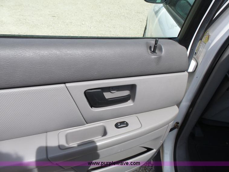 image for item J4992 2006 Ford Taurus SE