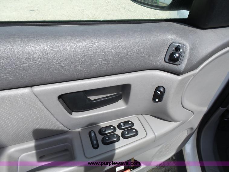 image for item J4992 2006 Ford Taurus SE