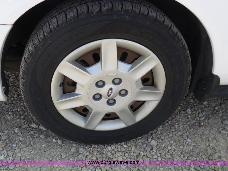 image for item J4992 2006 Ford Taurus SE