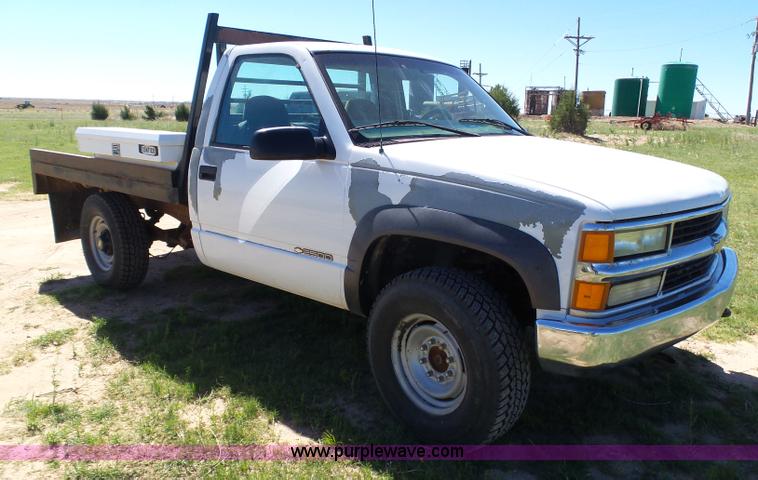image for item J6135 2000 Chevrolet 2500 flatbed pickup truck