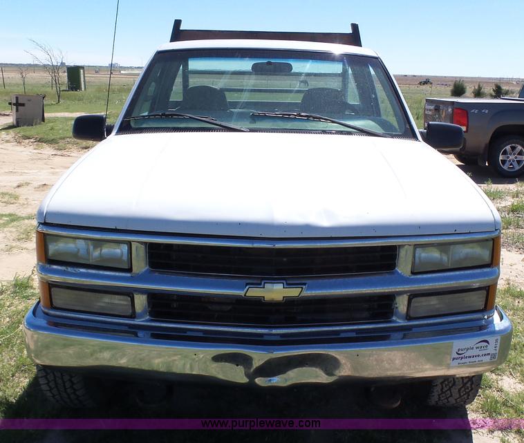 image for item J6135 2000 Chevrolet 2500 flatbed pickup truck