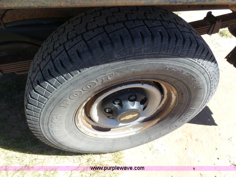 image for item J6135 2000 Chevrolet 2500 flatbed pickup truck