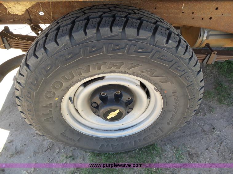 image for item J6135 2000 Chevrolet 2500 flatbed pickup truck