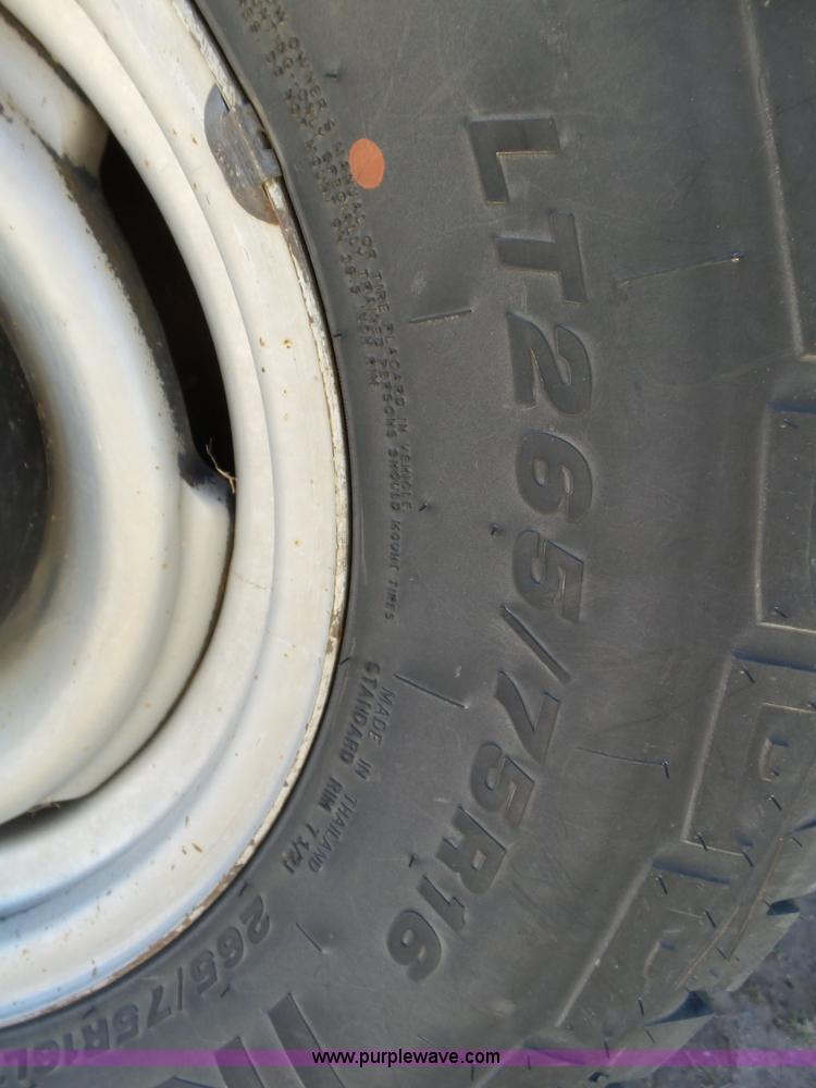 image for item J6135 2000 Chevrolet 2500 flatbed pickup truck