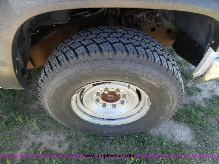 image for item J6135 2000 Chevrolet 2500 flatbed pickup truck