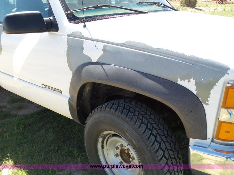 image for item J6135 2000 Chevrolet 2500 flatbed pickup truck