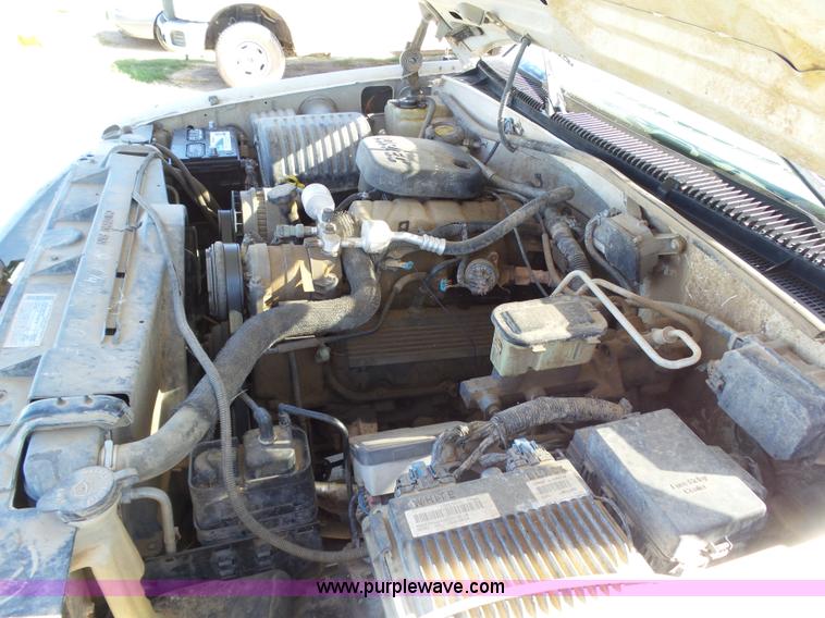 image for item J6135 2000 Chevrolet 2500 flatbed pickup truck