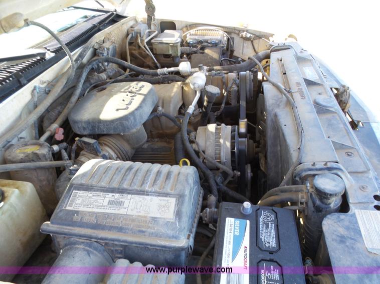 image for item J6135 2000 Chevrolet 2500 flatbed pickup truck