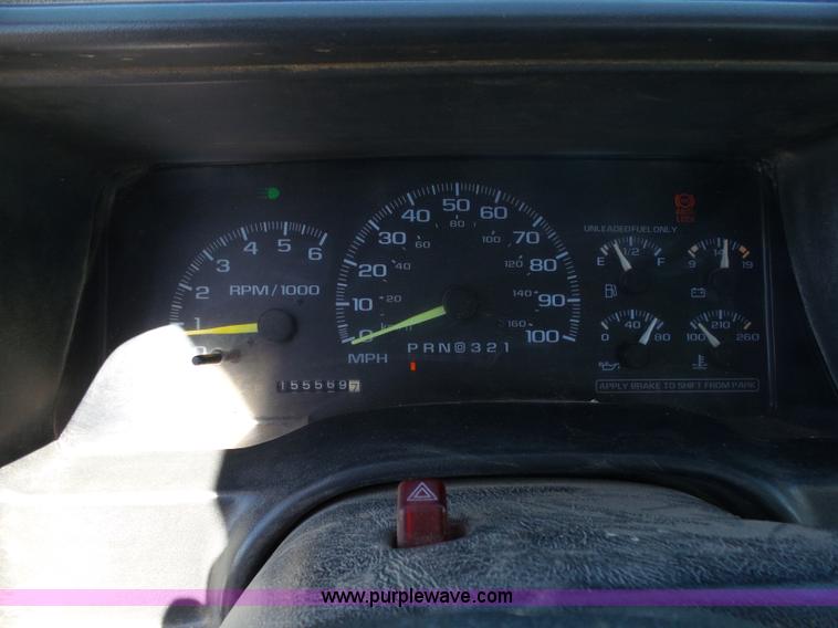 image for item J6135 2000 Chevrolet 2500 flatbed pickup truck