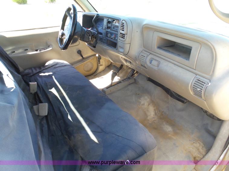 image for item J6135 2000 Chevrolet 2500 flatbed pickup truck