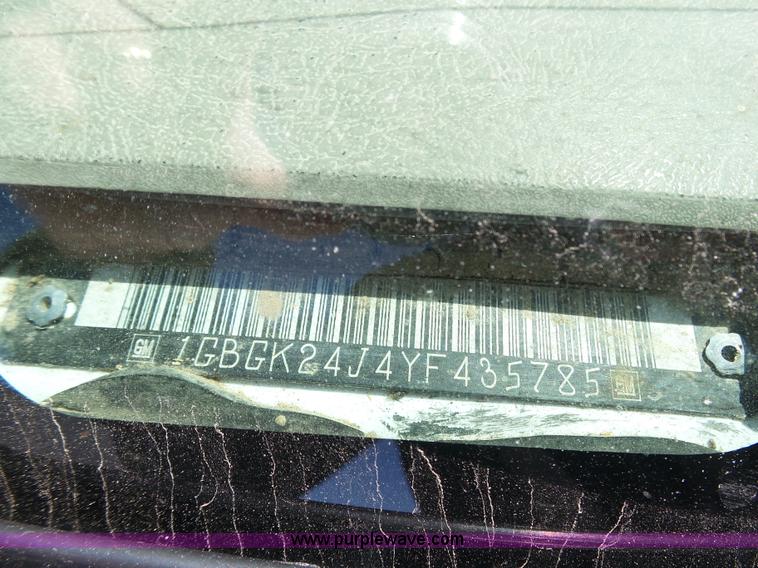 image for item J6135 2000 Chevrolet 2500 flatbed pickup truck