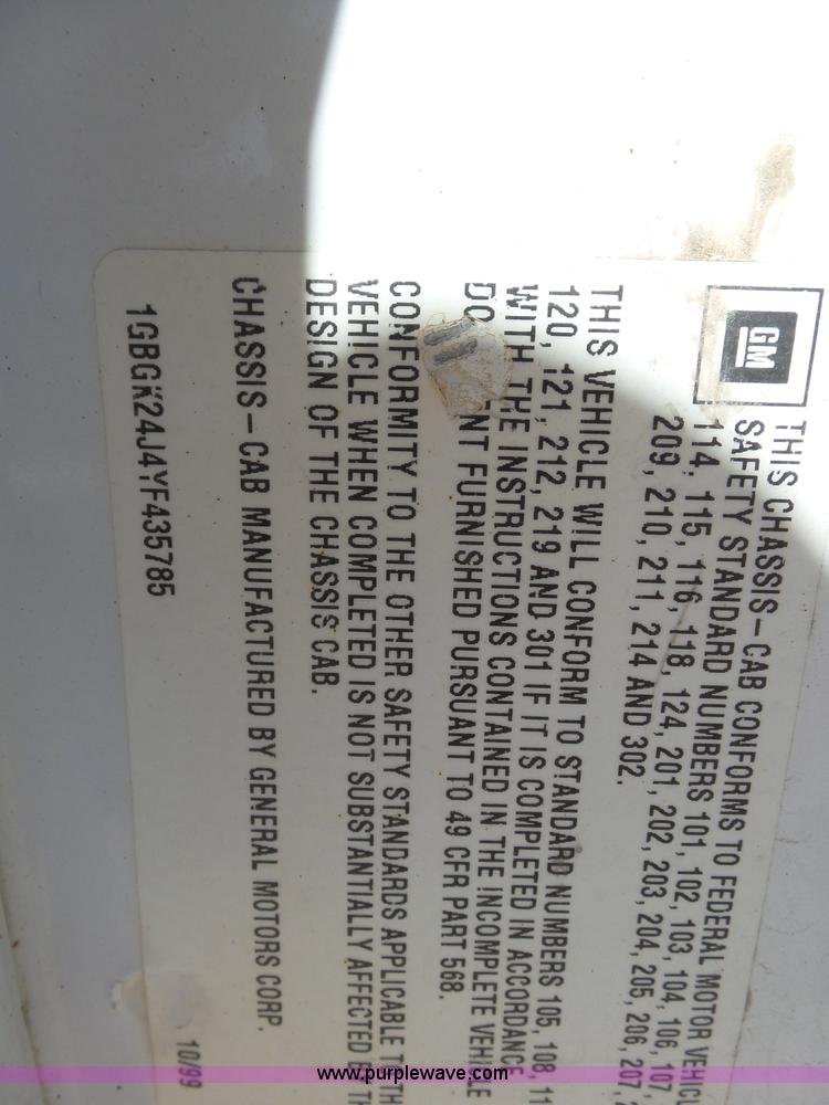 image for item J6135 2000 Chevrolet 2500 flatbed pickup truck