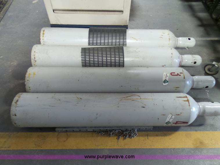 image for item J7510 2006 Bauer compressor dual tank filling station