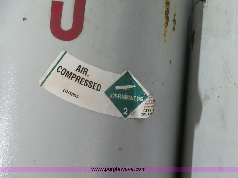 image for item J7510 2006 Bauer compressor dual tank filling station