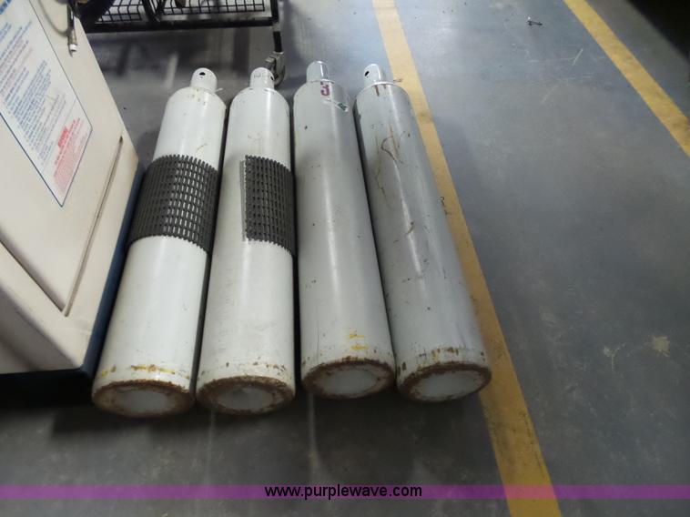 image for item J7510 2006 Bauer compressor dual tank filling station