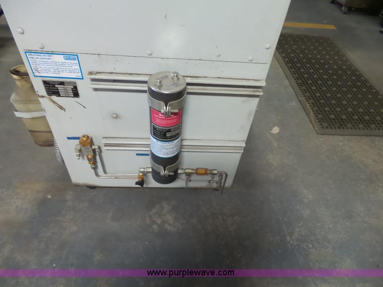 image for item J7510 2006 Bauer compressor dual tank filling station