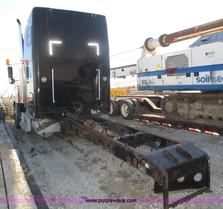 image for item J8974 1998 Freightliner FLD semi truck