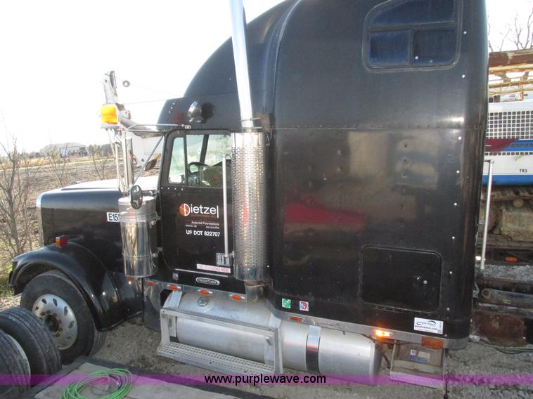 image for item J8974 1998 Freightliner FLD semi truck