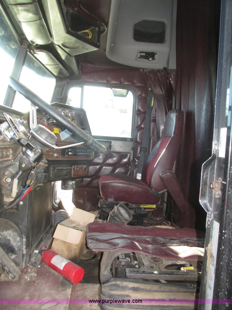 image for item J8974 1998 Freightliner FLD semi truck