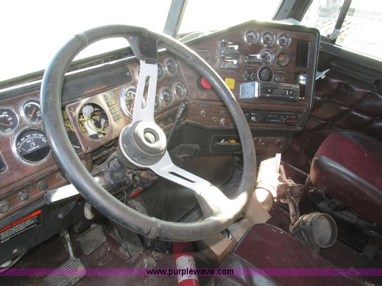 image for item J8974 1998 Freightliner FLD semi truck