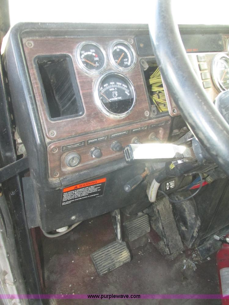 image for item J8974 1998 Freightliner FLD semi truck