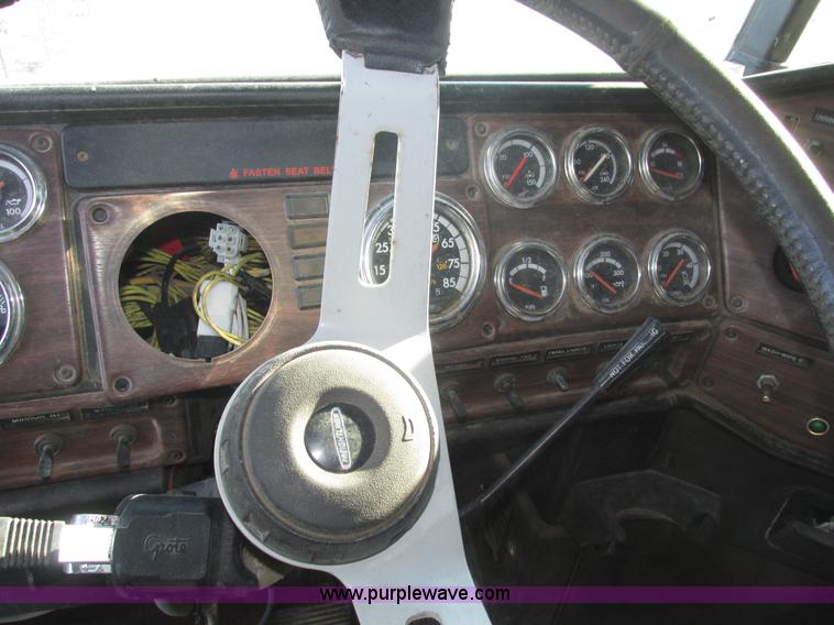 image for item J8974 1998 Freightliner FLD semi truck