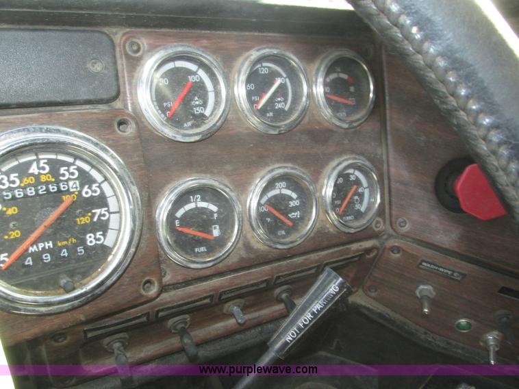 image for item J8974 1998 Freightliner FLD semi truck