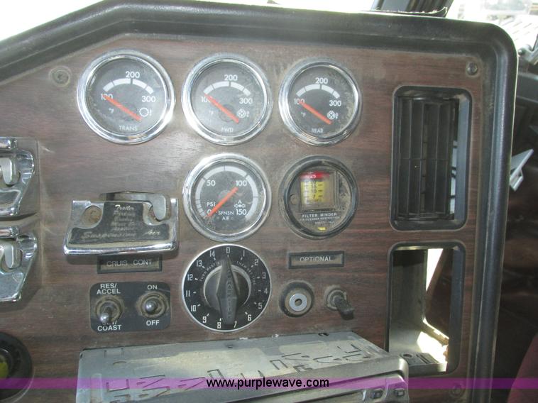 image for item J8974 1998 Freightliner FLD semi truck