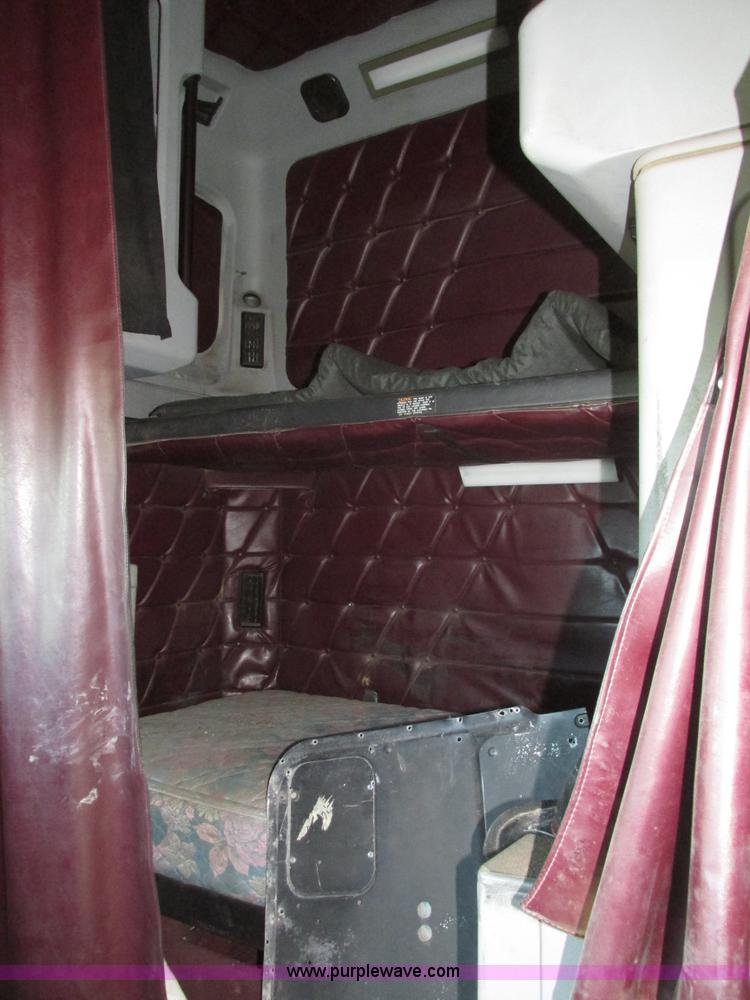 image for item J8974 1998 Freightliner FLD semi truck