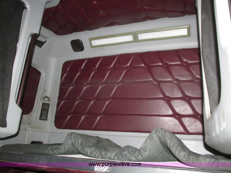 image for item J8974 1998 Freightliner FLD semi truck