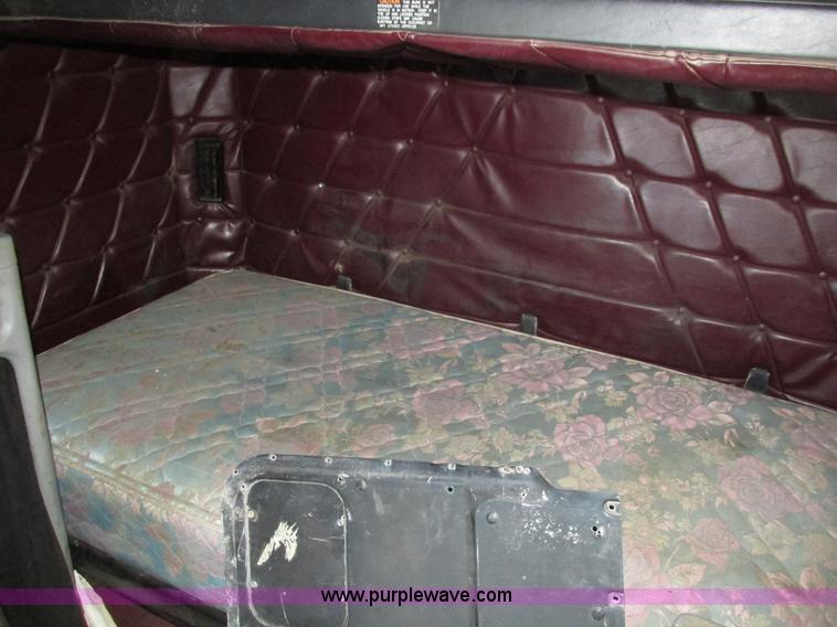 image for item J8974 1998 Freightliner FLD semi truck