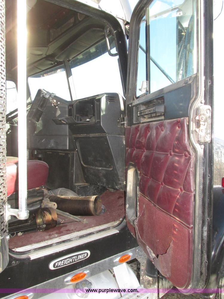 image for item J8974 1998 Freightliner FLD semi truck