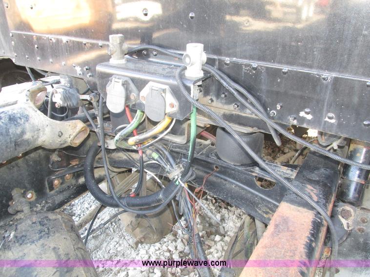 image for item J8974 1998 Freightliner FLD semi truck