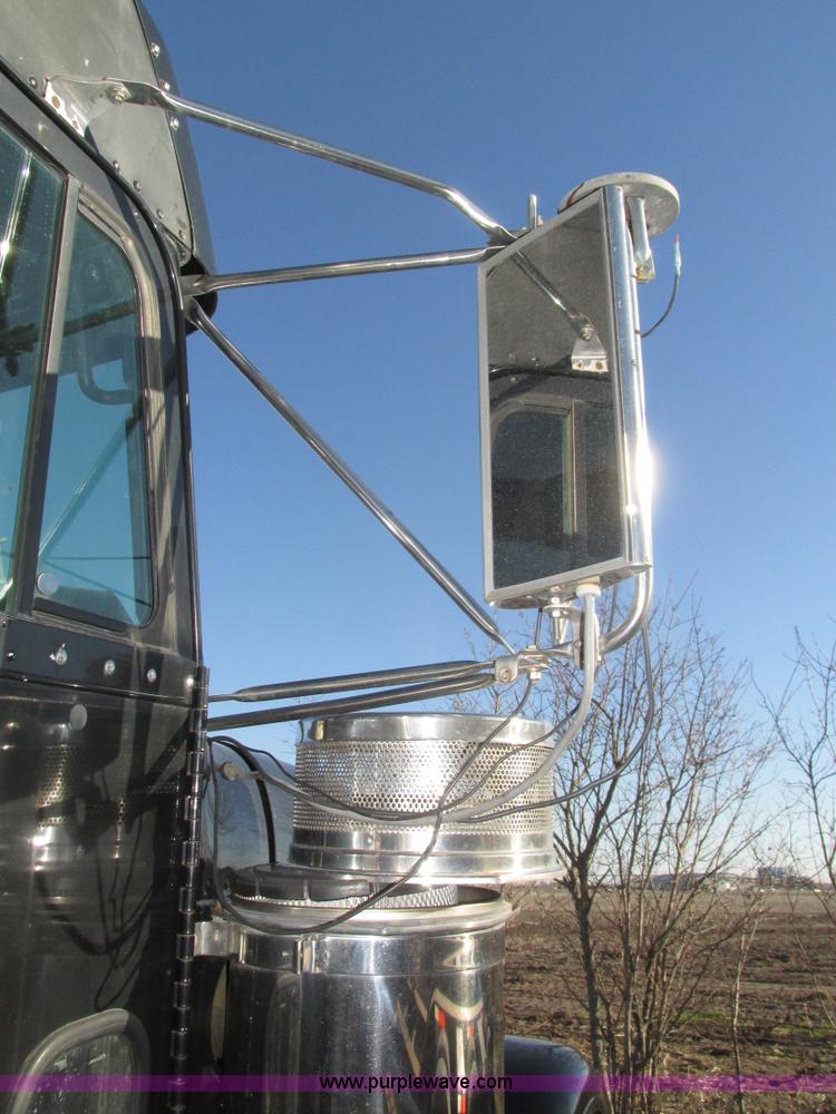 image for item J8974 1998 Freightliner FLD semi truck