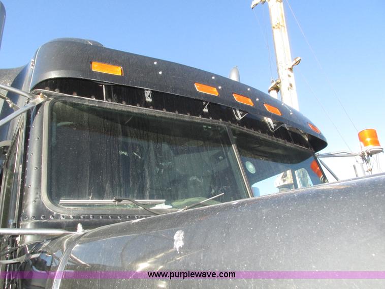 image for item J8974 1998 Freightliner FLD semi truck