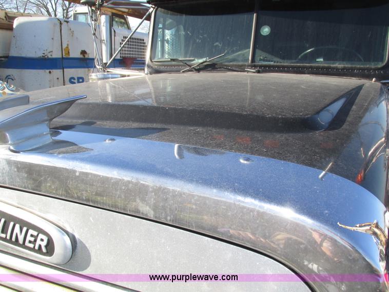 image for item J8974 1998 Freightliner FLD semi truck