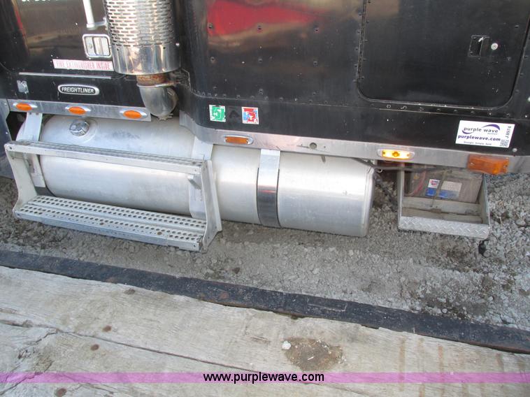 image for item J8974 1998 Freightliner FLD semi truck