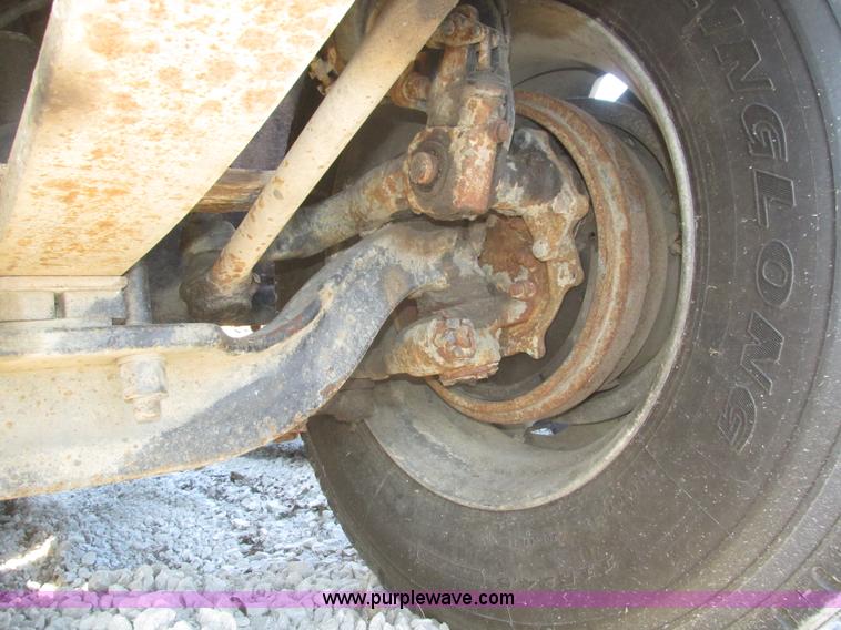 image for item J8974 1998 Freightliner FLD semi truck