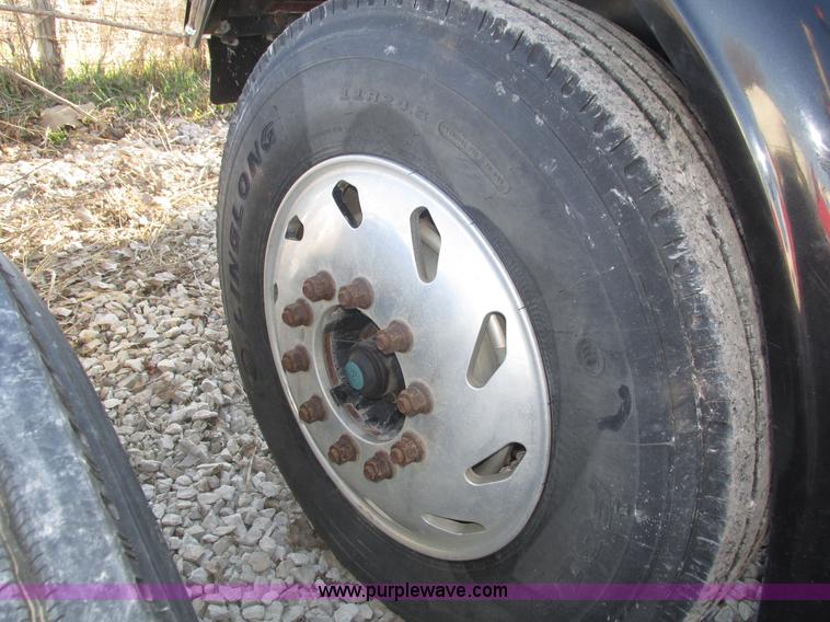 image for item J8974 1998 Freightliner FLD semi truck