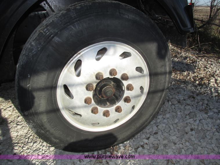 image for item J8974 1998 Freightliner FLD semi truck