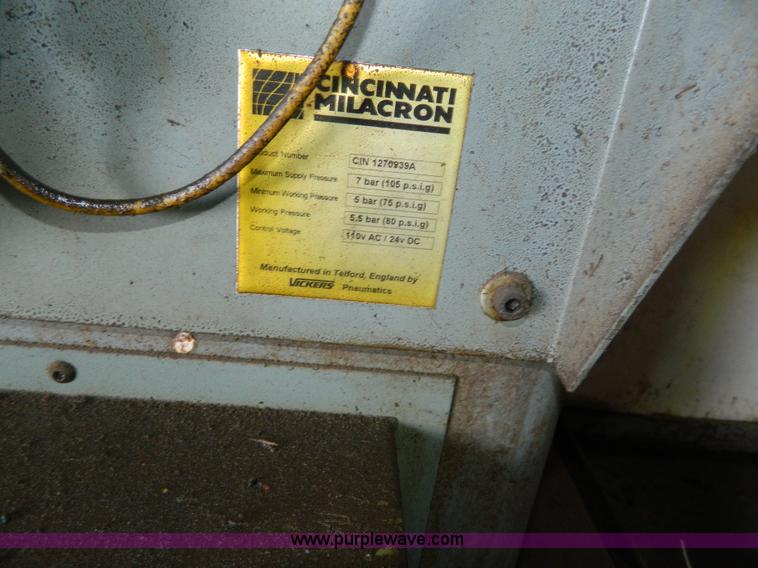 image for item J8983 1998 Cincinnati Arrow 750 FRO CNC vertical machine center