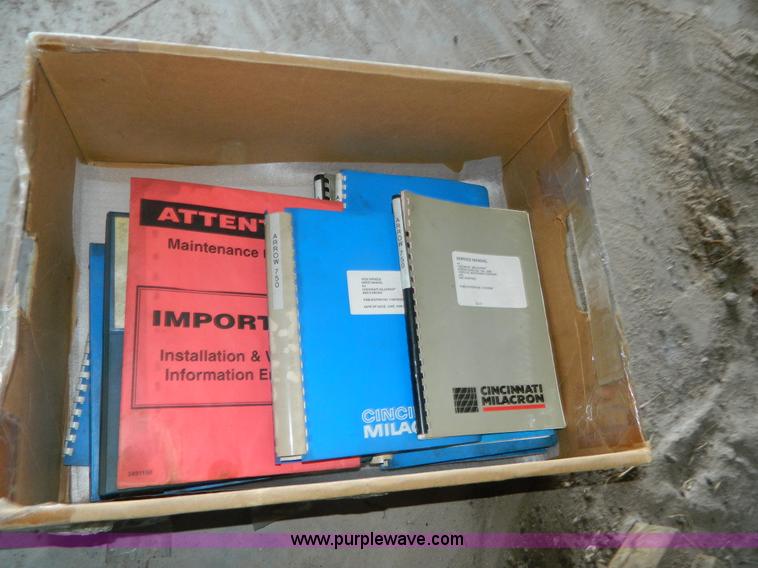 image for item J8983 1998 Cincinnati Arrow 750 FRO CNC vertical machine center