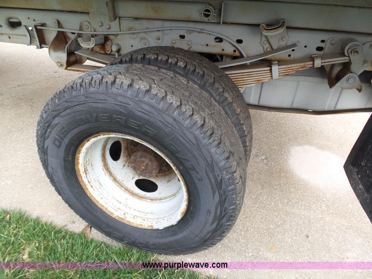 image for item K1332 2004 Ford F350 Super Duty dump flatbed pickup truck